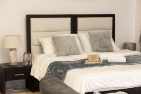 Queen Bed, Free Coffee, Free Parking 5 min-Circle Mall JVC!